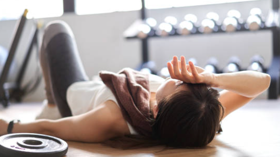 Cómo eliminar las agujetas. Para eliminar las agujetas hay diferentes métodos dependiendo si son leves, intensas o muy intensas. Los remedios caseros no sirven de nada, como beber agua con azúcar. 